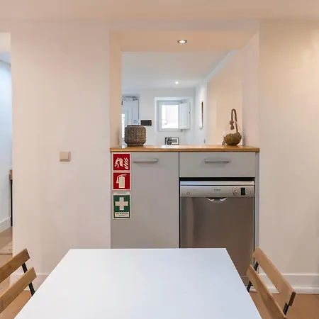Daire 1bdr With Terrace In Alfama Centre By Lovelystay Lisboa